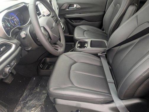 Diamond Black Crystal Pearlcoat 2026 Chrysler Pacifica L