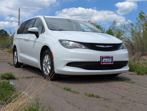 Bright White Clearcoat 2022 Chrysler Voyager LX