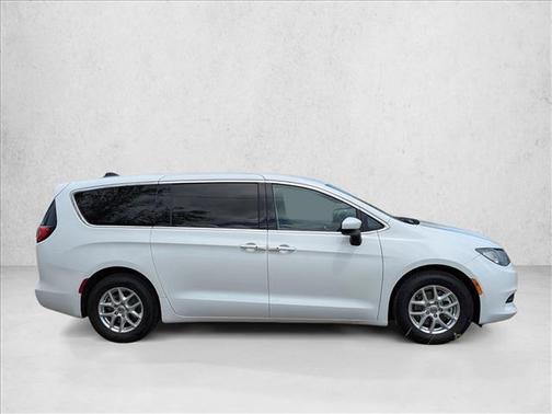 Bright White Clearcoat 2022 Chrysler Voyager LX
