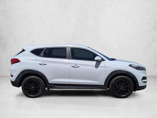 Dazzling White 2018 Hyundai TUCSON SE