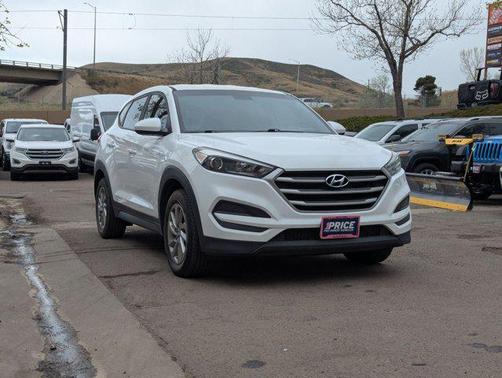 Dazzling White 2018 Hyundai TUCSON SE