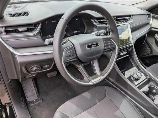 Diamond Black Crystal Pearlcoat 2026 Jeep Grand Cherokee Laredo