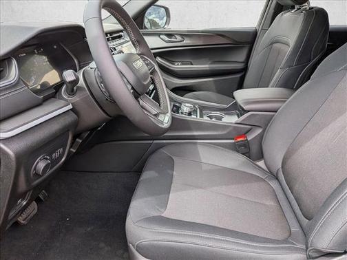 Diamond Black Crystal Pearlcoat 2026 Jeep Grand Cherokee Laredo