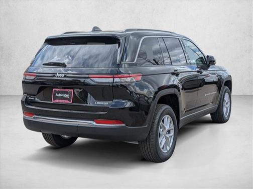 Diamond Black Crystal Pearlcoat 2026 Jeep Grand Cherokee Laredo