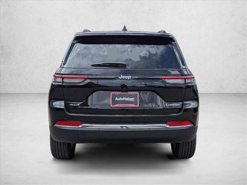 Diamond Black Crystal Pearlcoat 2026 Jeep Grand Cherokee Laredo