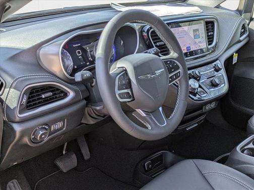 2025 Chrysler Pacifica L