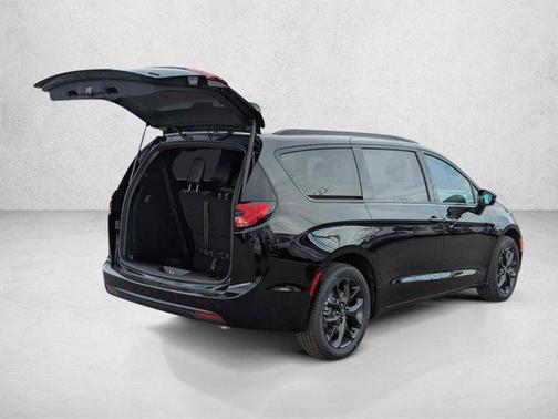 Diamond Black Crystal Pearlcoat 2026 Chrysler Pacifica L