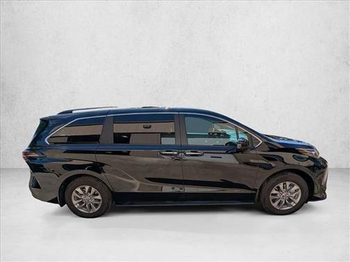 Midnight Black Met 2026 Toyota Sienna XLE