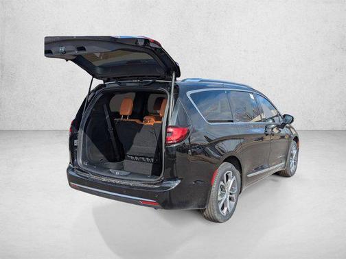 Diamond Black Crystal Pearlcoat 2026 Chrysler Pacifica L