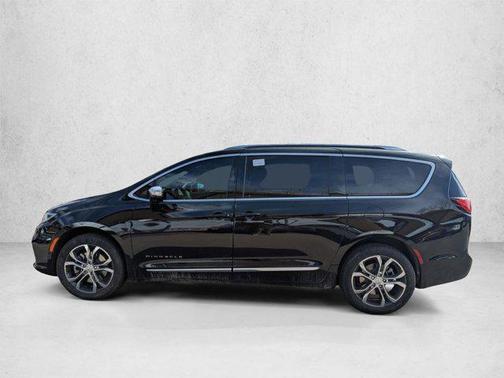 Diamond Black Crystal Pearlcoat 2026 Chrysler Pacifica L