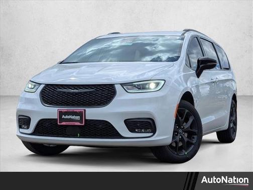 Bright White Clearcoat 2026 Chrysler Pacifica L