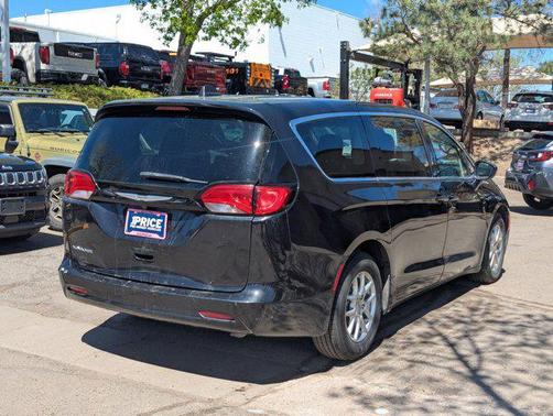 Brilliant Black Crystal Pearlcoat 2022 Chrysler Voyager LX