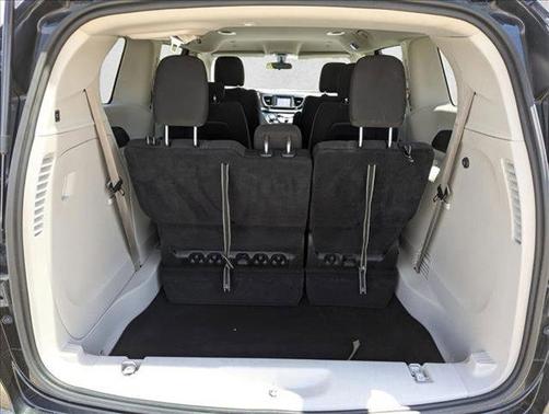 Brilliant Black Crystal Pearlcoat 2022 Chrysler Voyager LX