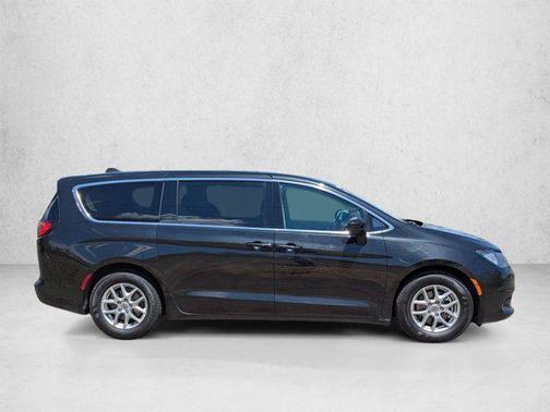 Brilliant Black Crystal Pearlcoat 2022 Chrysler Voyager LX