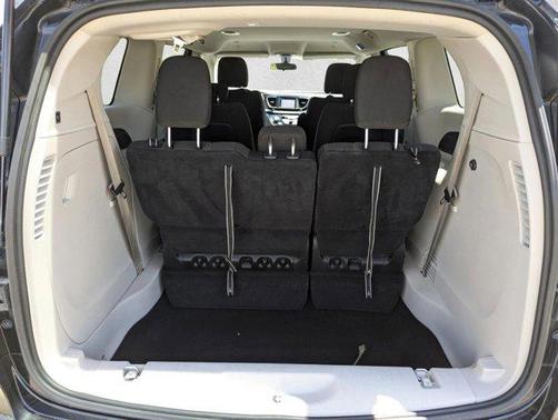 Brilliant Black Crystal Pearlcoat 2022 Chrysler Voyager LX
