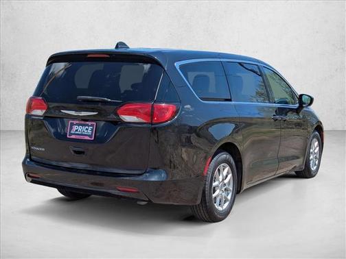 Brilliant Black Crystal Pearlcoat 2022 Chrysler Voyager LX