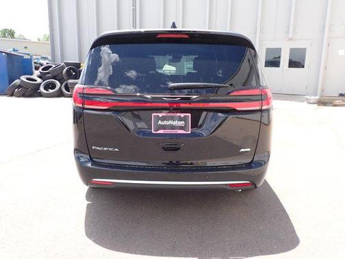 Diamond Black Crystal Pearlcoat 2027 Chrysler Pacifica L