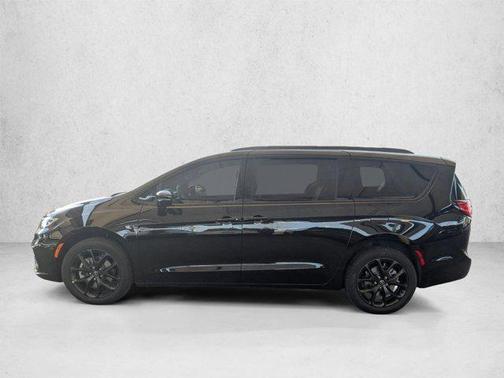 Diamond Black Crystal Pearlcoat 2026 Chrysler Pacifica Limited