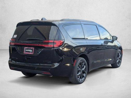 Diamond Black Crystal Pearlcoat 2026 Chrysler Pacifica Limited