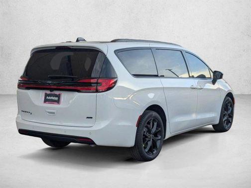 Bright White Clearcoat 2026 Chrysler Pacifica L