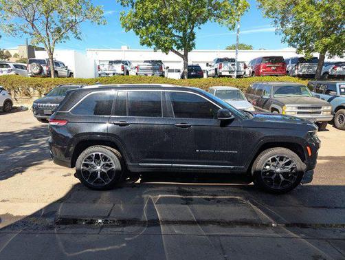 Diamond Black Crystal Pearlcoat 2022 Jeep Grand Cherokee Summit