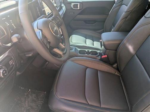 Bright White Clearcoat 2026 Jeep Gladiator Sahara 4x4