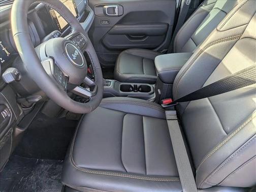 Black Clearcoat 2026 Jeep Gladiator Sahara 4x4