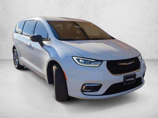 Bright White Clearcoat 2026 Chrysler Pacifica L