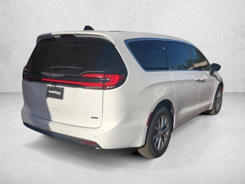 Bright White Clearcoat 2026 Chrysler Pacifica L