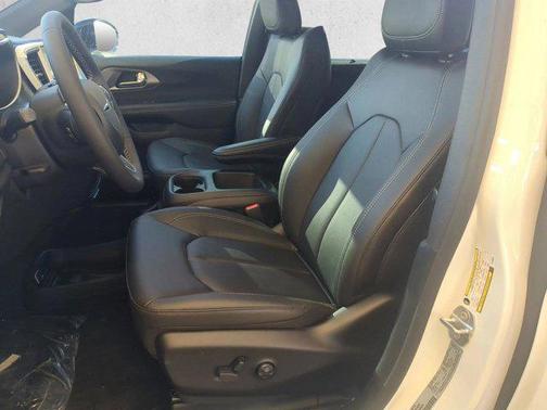 Bright White Clearcoat 2026 Chrysler Pacifica L