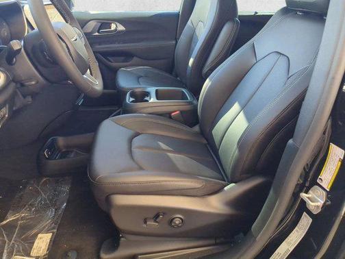 Diamond Black Crystal Pearlcoat 2026 Chrysler Pacifica L