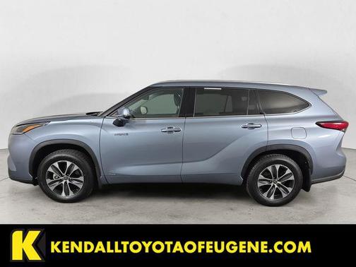 Moon Dust 2021 Toyota Highlander Hybrid XLE