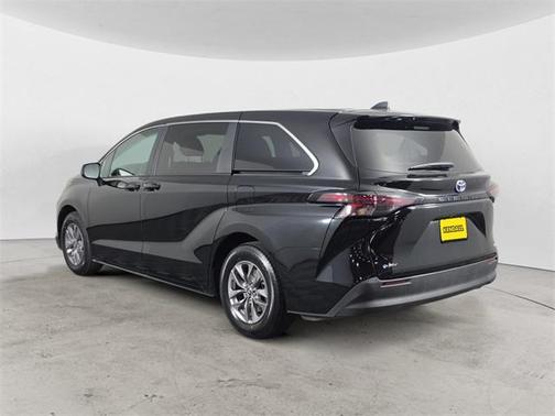 2025 Toyota Sienna LE