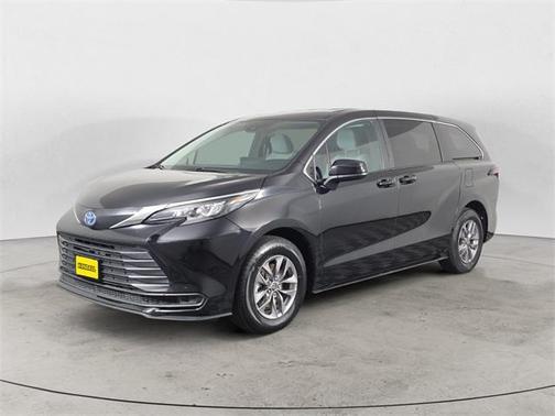 2025 Toyota Sienna LE