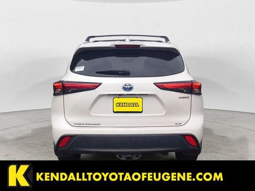 Blizzard Pearl 2021 Toyota Highlander Hybrid XLE