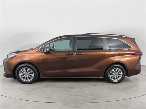 2023 Toyota Sienna LE