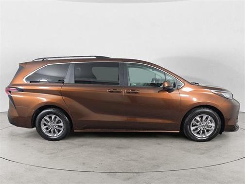 2023 Toyota Sienna LE