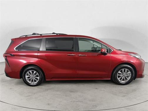2022 Toyota Sienna XLE 7 Passenger