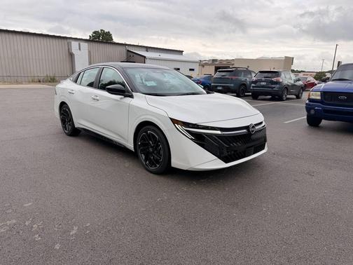 Aspen White Tricoat/Super Black 2026 Nissan Sentra SR
