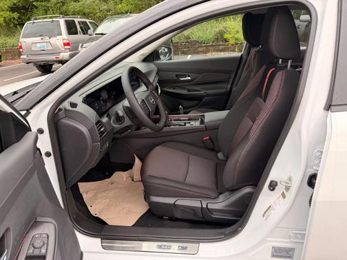 Aspen White Tricoat/Super Black 2026 Nissan Sentra SR