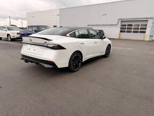 Aspen White Tricoat/Super Black 2026 Nissan Sentra SR