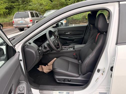 Aspen White Tricoat/Super Black 2026 Nissan Sentra SR