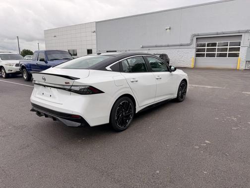 Aspen White Tricoat/Super Black 2026 Nissan Sentra SR
