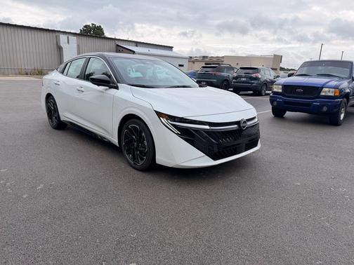 Aspen White Tricoat/Super Black 2026 Nissan Sentra SR