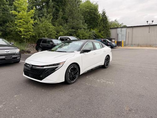 Aspen White Tricoat/Super Black 2026 Nissan Sentra SR