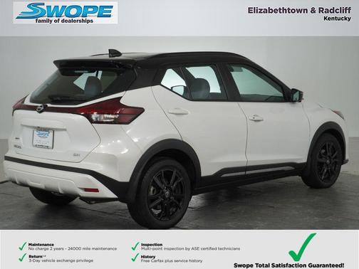 Aspen White Tricoat/Super Black 2023 Nissan Kicks SR