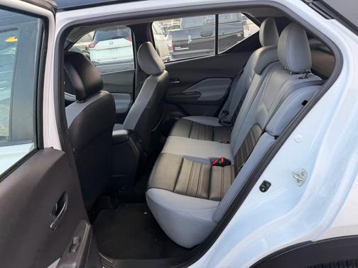 Aspen White Tricoat/Super Black 2023 Nissan Kicks SR