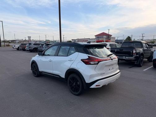 Aspen White Tricoat/Super Black 2023 Nissan Kicks SR