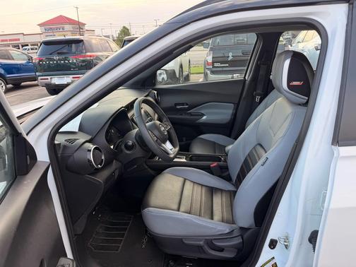 Aspen White Tricoat/Super Black 2023 Nissan Kicks SR