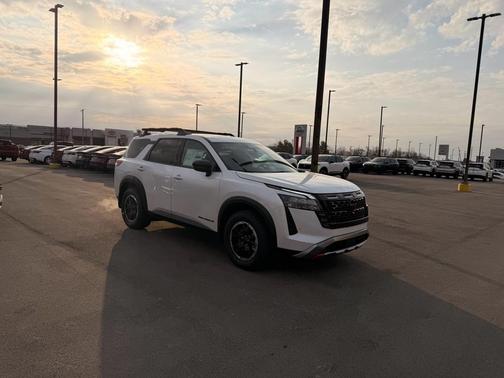 Everest White Pearl Tricoat 2026 Nissan Pathfinder Rock Creek